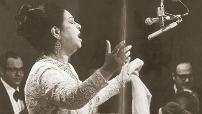 الزمن الجميل| مهووس أم كلثوم يطلبها في بيت الطاعة (صور نادرة)