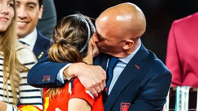 قبلة ساخنة على شفاة لاعبة منتخب إسبانيا تشعل الغضب (فيديو)