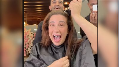 صور صادمة لـ أسما شريف منير بعد حلاقة شعرها بالكامل «حررت نفسي»