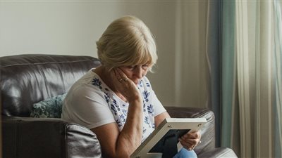 كيف تتعاملين مع متلازمة العش الفارغ بعد زواج أبنائك؟ 