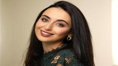 فايا يونان تتلقى المغازلات في مهرجان القلعة للموسيقى والغناء