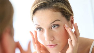 روتين المرأة الأربعينية للحفاظ على بشرة خالية من التجاعيد