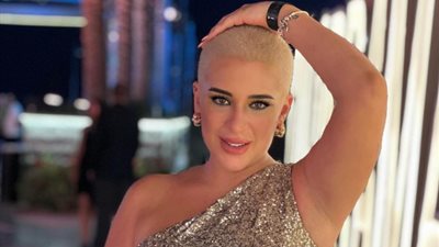 طبيب شهير يصدم أسما شريف منير بعد حلاقة شعرها: «ابحثي عن السبب» (فيديو)