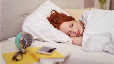 حكم نوم الإنسان وحده بدون ملابس؟ أستاذ بالأزهر يجيب (فيديو)