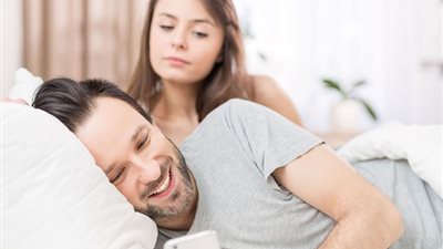 زوجة تصرخ: قفشت جوزي مع أختي الأرملة وأريد خلعًا