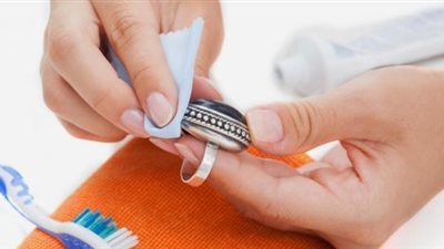 4 وصفات طبيعية لتنظيف المشغولات الذهبية والفضية بالمنزل