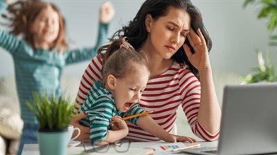 كيف تحمي نفسك من «الاحتراق الوظيفي» لو أنكِ أم عاملة؟ 