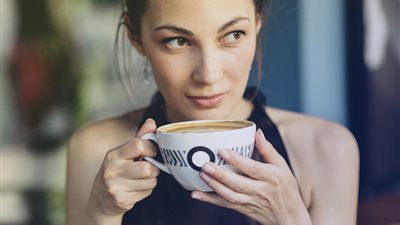 لماذا ينصح الأطباء النساء بتناول القهوة يوميًا؟ 