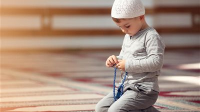 10 خطوات سهلة وبسيطة لتعليم ابنك الصلاة (صور) 