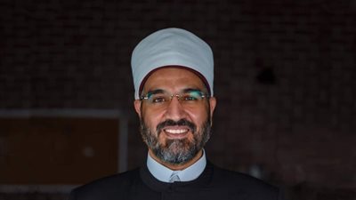 سيدة: بضطر أحمي والدي في الحمام فما الحكم؟ أمين الفتوى يجيب (فيديو)