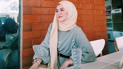 هل يجوز للمرأة ارتداء العقد فوق الملابس؟ الإفتاء تُجيب