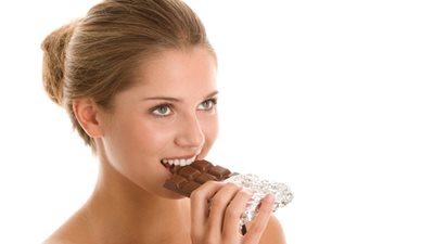 «الصحة» تكشف مفاجأة عن علاقة تناول الحلويات بالإصابة بكورونا (فيديو)