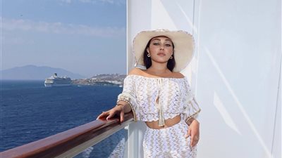 هيفاء وهبي تبرز رشاقتها بإطلالة صيفية ساحرة (صور)