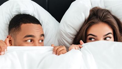 أثناء الجماع.. ماذا يحدث عند القذف خارج الرحم؟