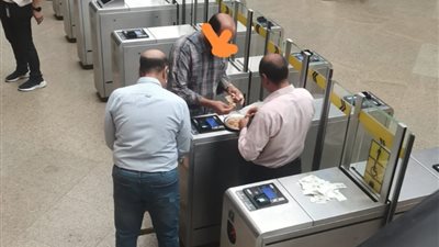 القصة كاملة لواقعة تناول العاملين بالسكك الحديدية الطعام على ماكينات التذاكر (صور)