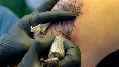 هل تقبل صلاة الواشم وما حكم تركه خوفًا من الضرر؟ الإفتاء تُجيب