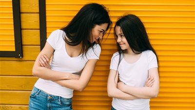 4 طرق لتجعلي ابنتك شخصية قوية واجتماعية