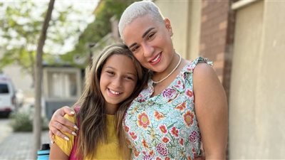 أسما شريف منير رفقة طليقها في أول يوم دراسي لابنتهما (صور)