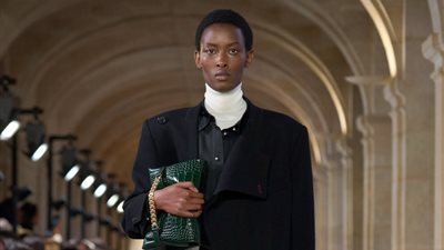 البالطو الأسود قطعة لا غنى عنها في دولابك لخريف وشتاء 2024 (صور)