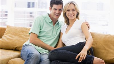 5 أسباب لانجذاب الرجال إلى المرأة الأكبر منهم سنا «خبرة ومجربة»