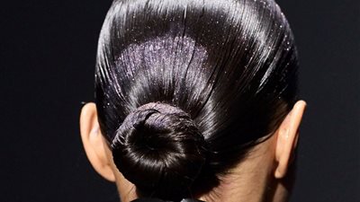 تسريحات الشعر المبلل لموضة خريف 2023 (صور)