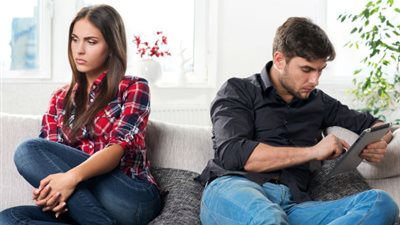 دراسة تحذر من ارتفاع حالات الطلاق بسبب الموبايل «أهم من شريك الحياة»