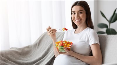 هل الأندومي خطر على صحة الحامل؟ أخصائي تغذية يُجيب