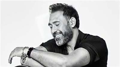 عمرو مصطفى يعود إلى الواجهة بأغنية مستغني (فيديو)