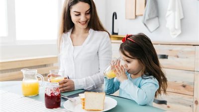 5 عادات تدمر دماغ الطفل «امنعيه عنها» 