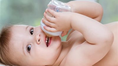 متى يبدأ الرضيع في شرب الماء؟ 