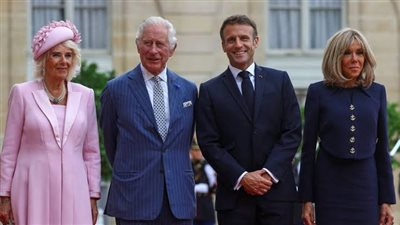 الملكة كاميلا بإطلالة وردية في باريس ووصلة مزاح مع ماكرون بسبب «القبعة» (صور)