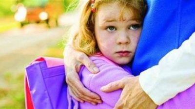 3 أسباب لكره الطفل الذهاب إلى المدرسة.. «متعلق بأمه»