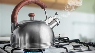 3 وصفات طبيعية لتنظيف براد الشاي