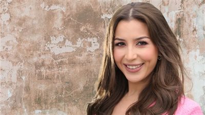 جنات تؤدي مناسك العمرة بصحبة زوجها وأطفالها (صور)