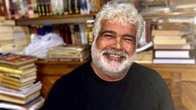 السوشيال ميديا تتحول إلى ساحة عزاء بعد وفاة الكاتب خالد خليفة