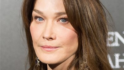 زوجة ساركوزي تكشف عن إصابتها بسرطان الثدي في أكتوبر الوردي