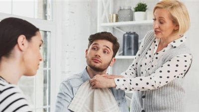 4 علامات تؤكد أن حماتك لا تحبك.. «بتتجاهلك»