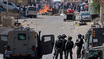 فلسطين.. لحظة سيطرة مسلحي حماس على دبابة إسرائيلية وأسر قائدها (فيديو)