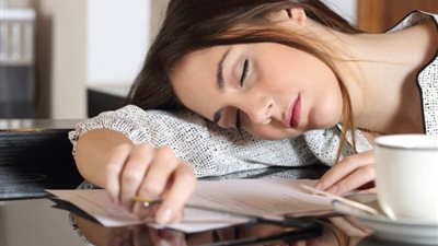 7 أطعمة تشعرك بالخمول «لا تتناوليها أثناء العمل»