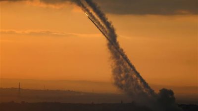 المقاومة الفلسطينية تطلق الصواريخ باتجاه عسقلان بعد انتهاء المهلة