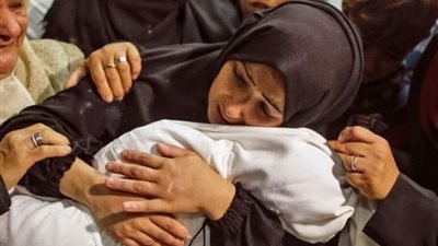 أم فلسطينية بكى العالم من أجلها «مات أطفالها جوعى بين يديها» (فيديو)