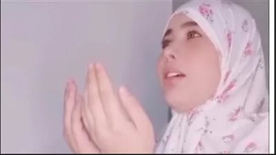 على سجادة الصلاة.. اللبنانية إنجي خوري تثير الجدل من جديد