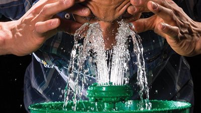 حكم غسل ظاهر العين وباطنها في الوضوء| الإفتاء تُجيب