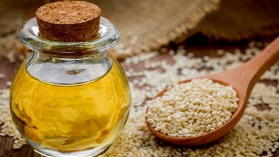 3 فوائد مذهلة للبشرة في زيت السمسم