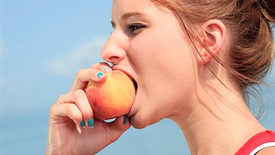 تفسير حلم أكل الخوخ في المنام للعزباء والمتزوجة