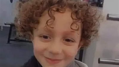 مشهد مفزع لأم فلسطينية تبحث عن طفلها بين جثث مجهولة: «شعره كيرلي» (فيديو)