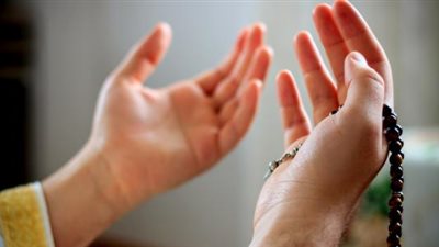 حكم رفع اليدين إلى السماء أثناء الدعاء.. الإفتاء تجيب