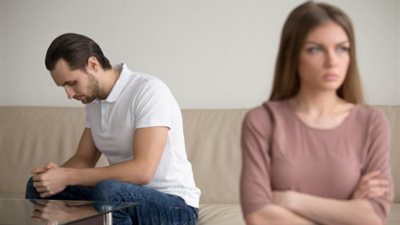 لماذا تختفي الرومانسية بعد الزواج؟ «خبيرة تجيب»