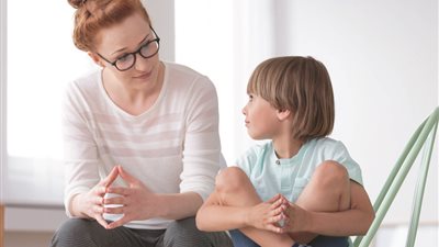 كوني ذكية.. كيف تواجهين الصداقات المؤذية لطفلك؟