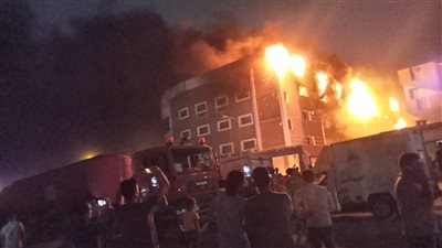 حريق هائل يلتهم مصنع كرتون بأكتوبر وقرارات عاجلة من النيابة لمعرفة الأسباب